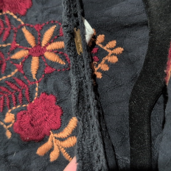 Free People Embroidered Black P Tunic Top Sz 8  with Red & Rust Floral Detail - Picture 8 of 8